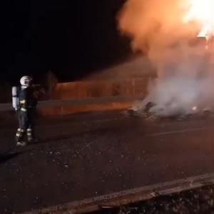 Saman yüklü tır alev topuna döndü