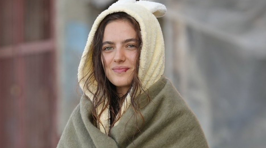 Taşacak Bu Deniz'in Eleni'si Ava Yaman az makyaj ve sade tarzıyla beğeni topladı