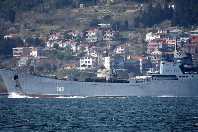 Askeri araç yüklü Rus gemisi Akdeniz'e iniyor