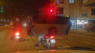 Adıyaman’da ilginç görüntü: Motosikletle koltuk taşıdı