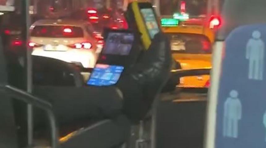 İETT otobüsünde pes dedirten olay: Ayaklarını uzatıp otobüs süren şoför kamerada!