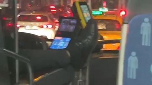 İETT otobüsünde pes dedirten olay: Ayaklarını uzatıp otobüs süren şoför kamerada!