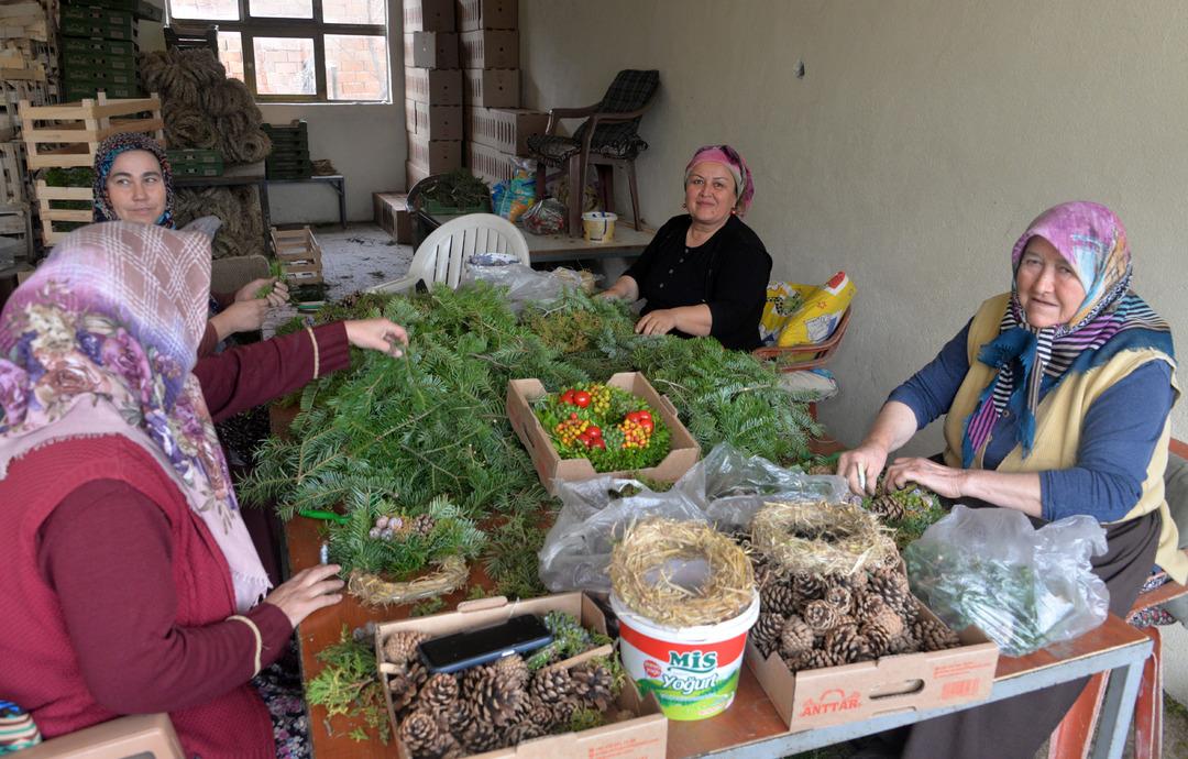 Köyden Avrupa ya ihracat: Her yıl 1 milyon çelenk üretiliyor: 250 kadın bu işle uğraşıyor! 2