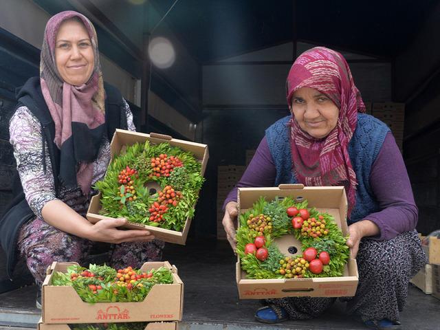 Köyden Avrupa'ya ihracat: Her yıl 1 milyon çelenk üretiliyor: 250 kadın bu işle uğraşıyor! 