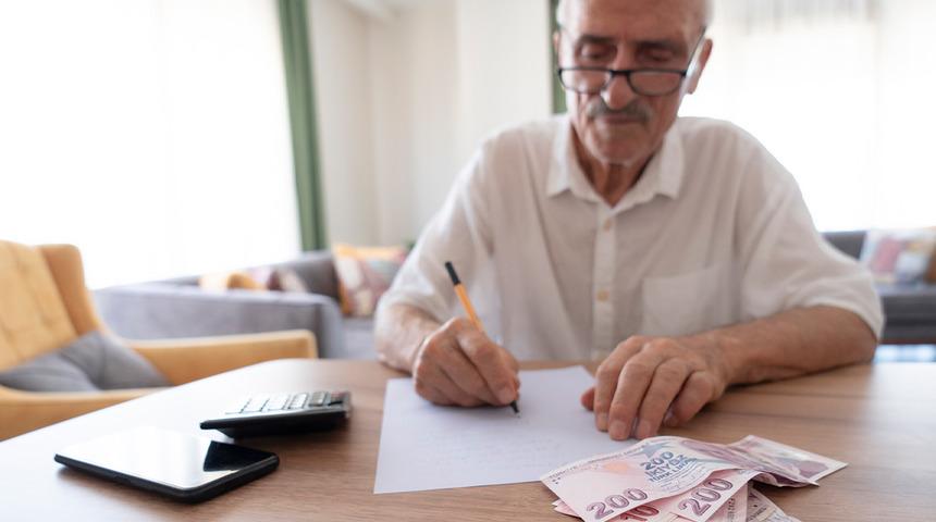 Bir günle 17 yıl kaybedebilirsiniz! "Kimse eski emeklilik koşullarına güvenmesin"