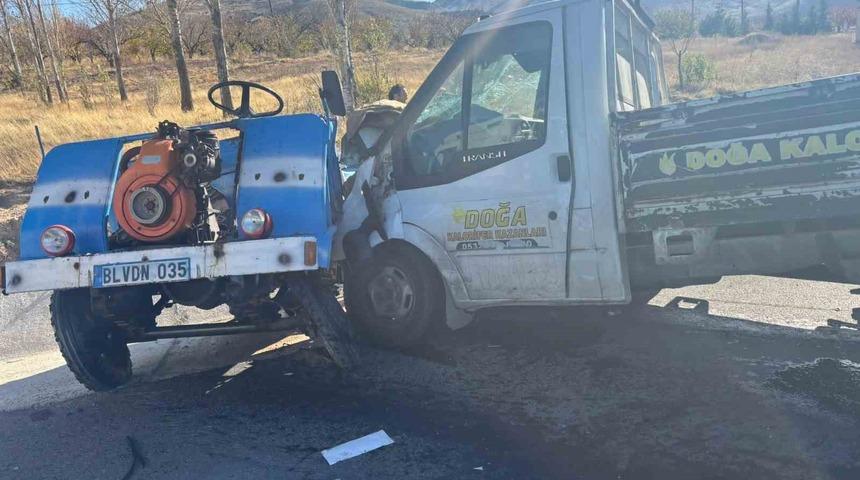 Kamyonetle çarpışan patpatın sürücüsü yaşamını yitirdi