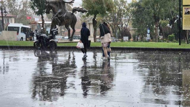 Tekirdağ’da sağanak yağışta vatandaşlar kaçacak yer aradı 2