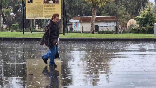 Tekirdağ’da sağanak yağışta vatandaşlar kaçacak yer aradı 1