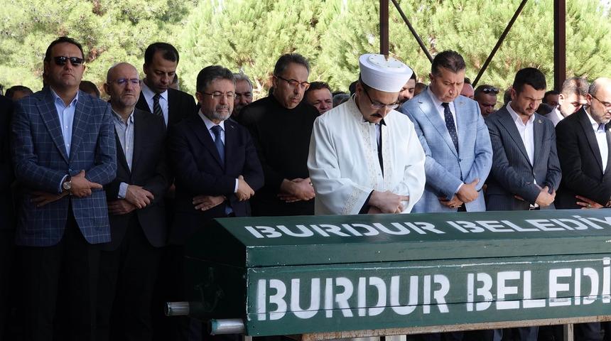 Bakan Yumaklı cenazeye katıldı