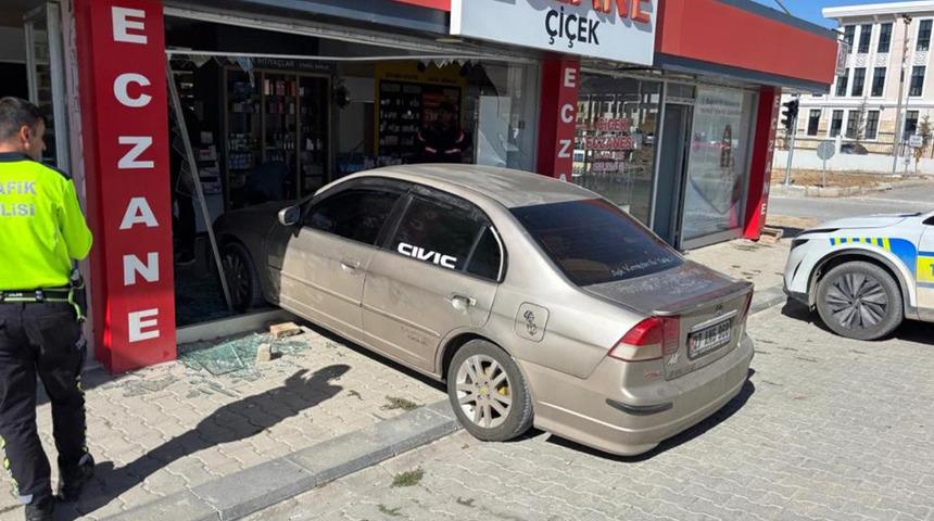 Yer: Malatya! El freni çekilmeyen araç eczaneye girdi