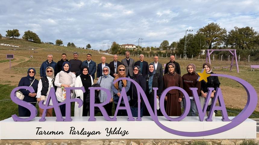 Eski Tarım Bakanı Mehdi Eker safran hasadı yaptı