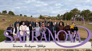 Eski Tarım Bakanı Mehdi Eker safran hasadı yaptı