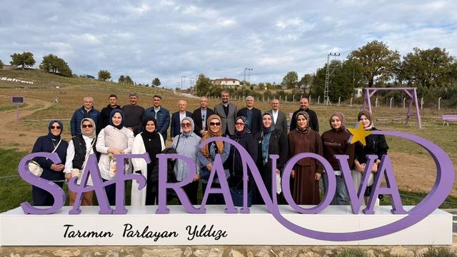 Eski Tarım Bakanı Mehdi Eker safran hasadı yaptı