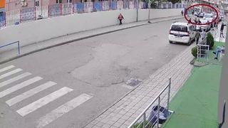 Siirt'te otomobilin çocuğa çarpma anı güvenlik kamerasına yansıdı