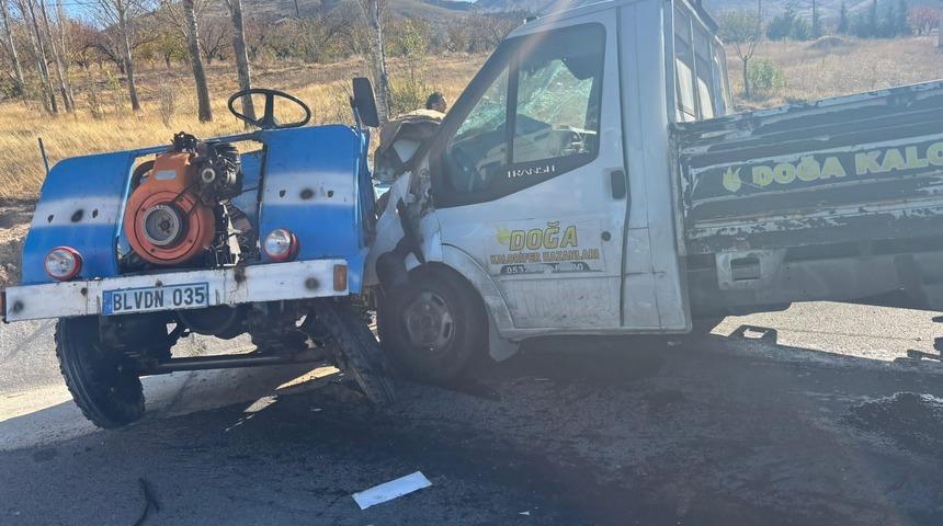 Kamyonetle çarpışan patpatın sürücüsü yaşamını yitirdi