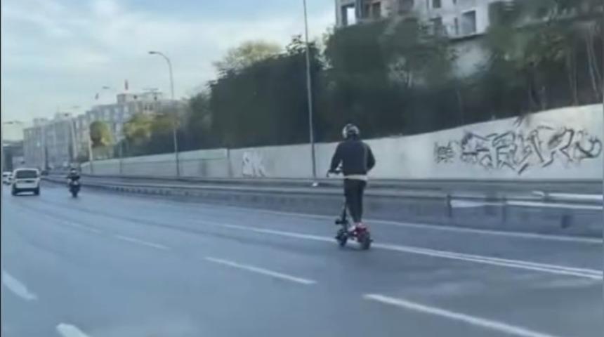 Bayrampaşa’da elektrikli scooter'la tehlikeli yolculuk kamerada