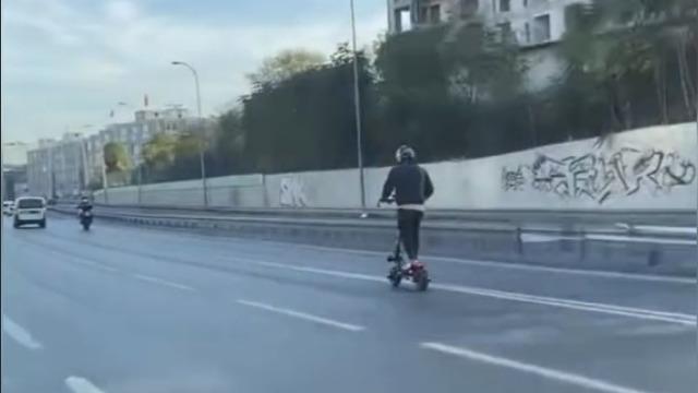 Bayrampaşa’da elektrikli scooter'la tehlikeli yolculuk kamerada