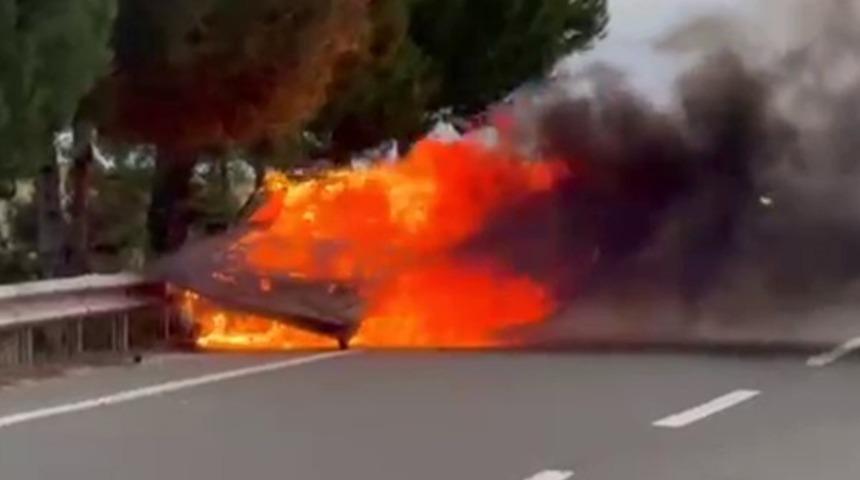 Edirne'de seyir halindeki otomobil alev alev yandı