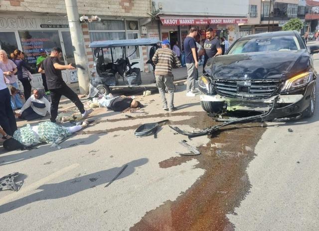 Otomobil ile golf aracı çapıştı: 2’si ağır 3 yaralı 2