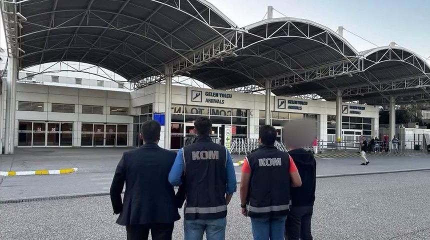 Antalya Havalimanı’nda zimmet ve kaçakçılık suçundan gözaltına alınan 10 memurdan 5’i tutuklandı