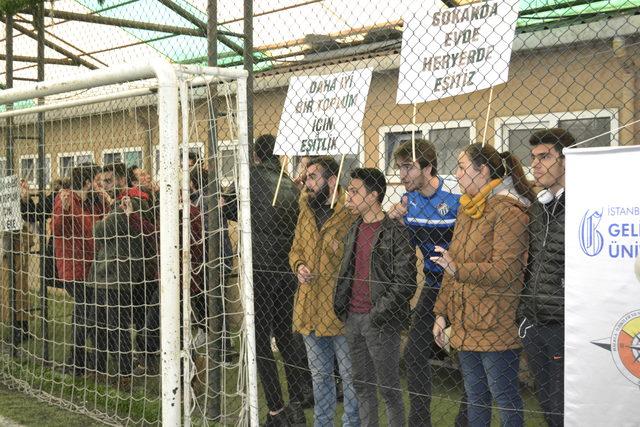 Kadınlar futbol oynadı erkekler alkışladı