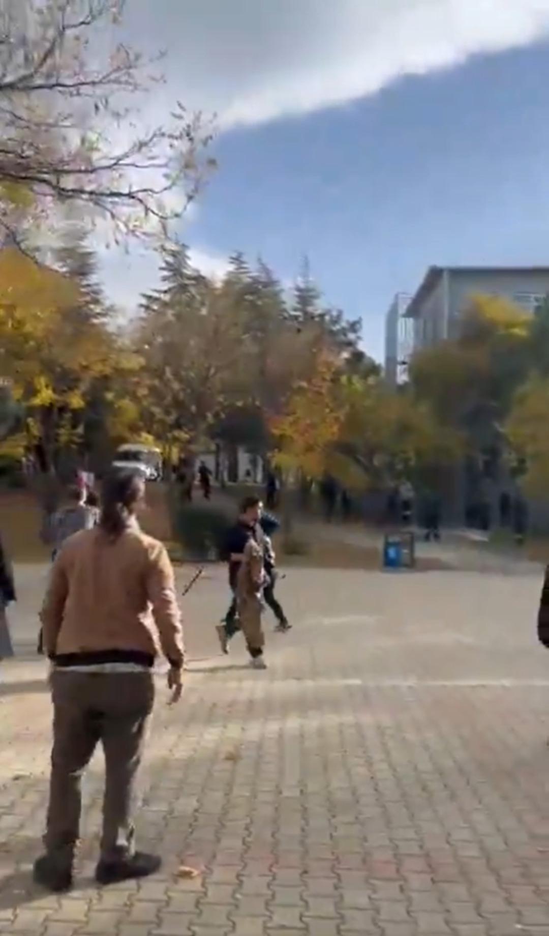 Hacettepe Üniversitesi nde ortalık karıştı! Ellerinde palalarla saldırdılar 4