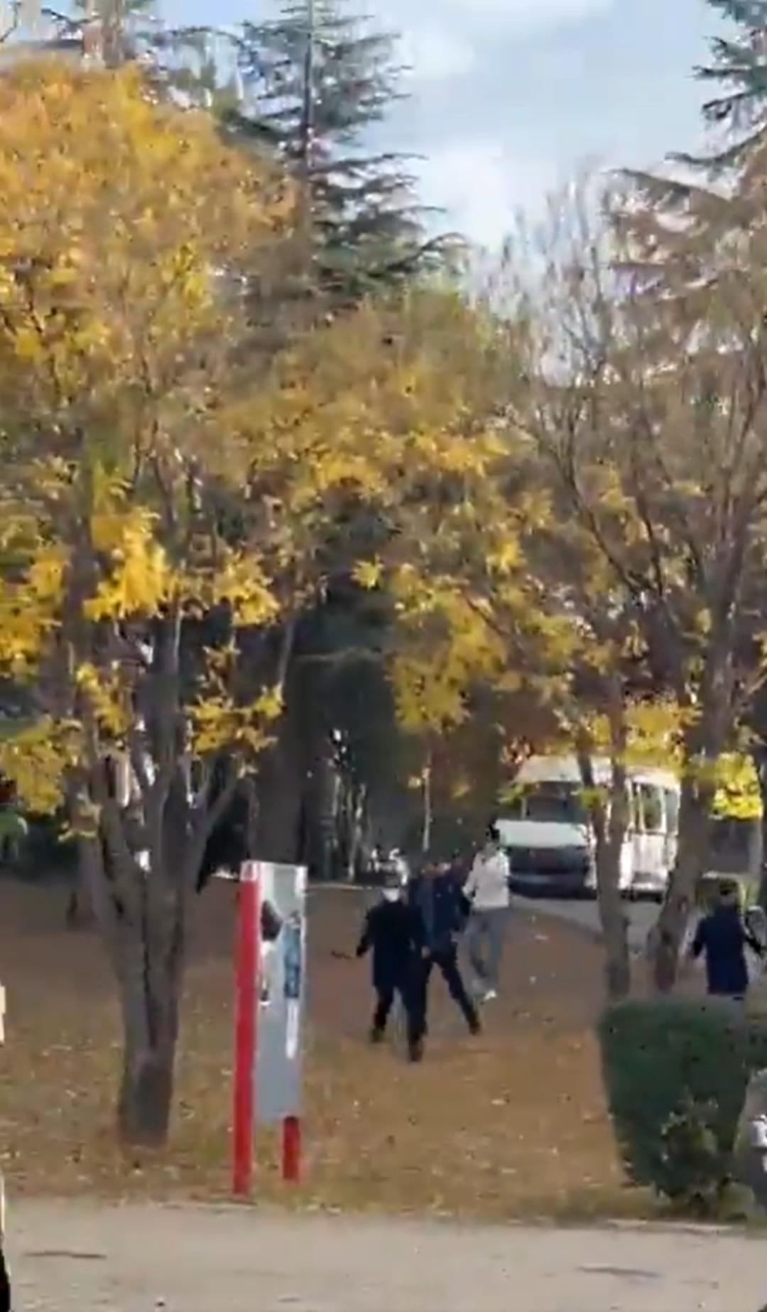 Hacettepe Üniversitesi nde ortalık karıştı! Ellerinde palalarla saldırdılar 5