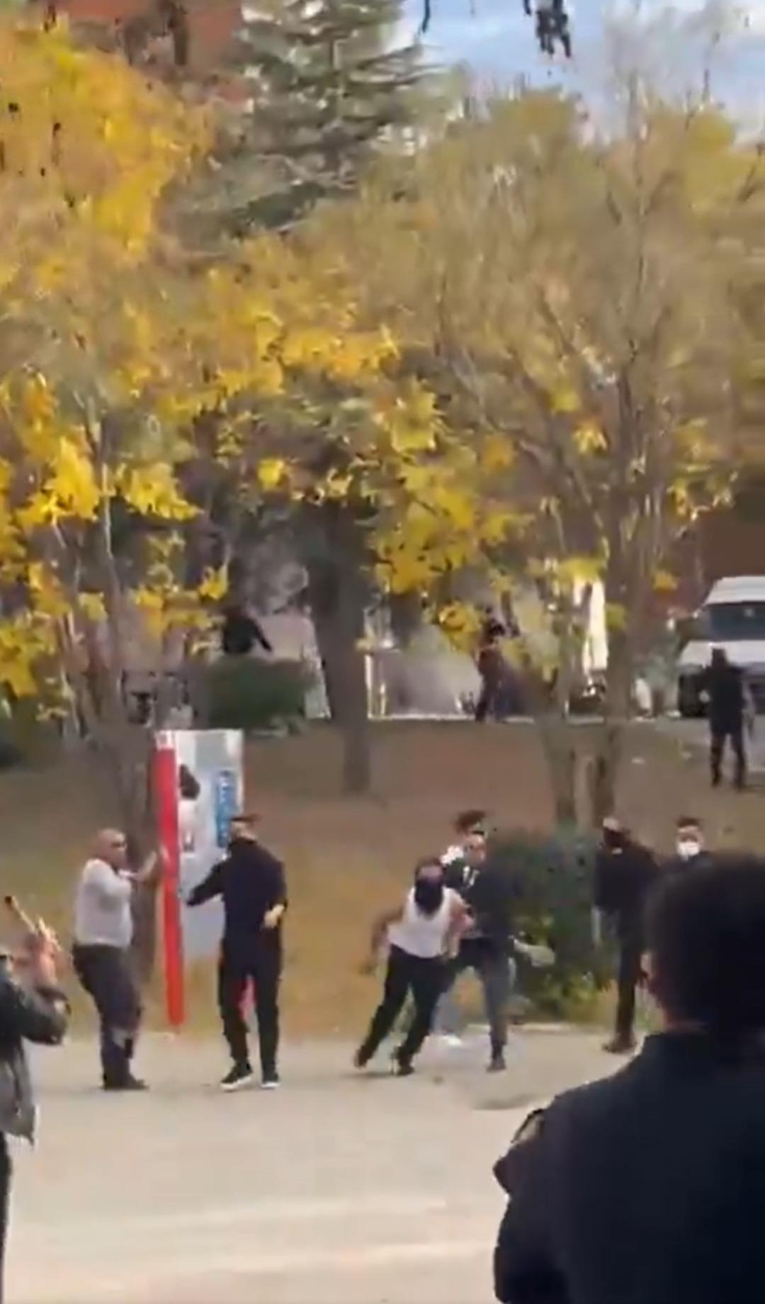 Hacettepe Üniversitesi nde ortalık karıştı! Ellerinde palalarla saldırdılar 6