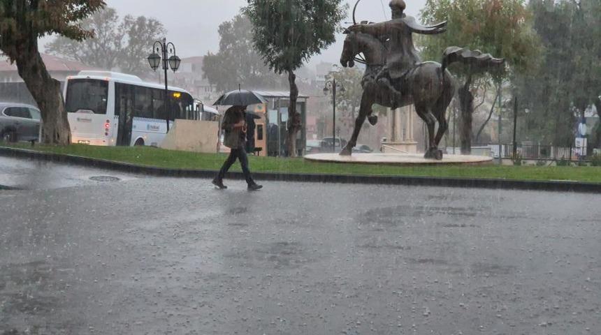 Tekirdağ'da şiddetli yağış sokakları göle çevirdi 