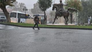 Tekirdağ'da şiddetli yağış sokakları göle çevirdi 