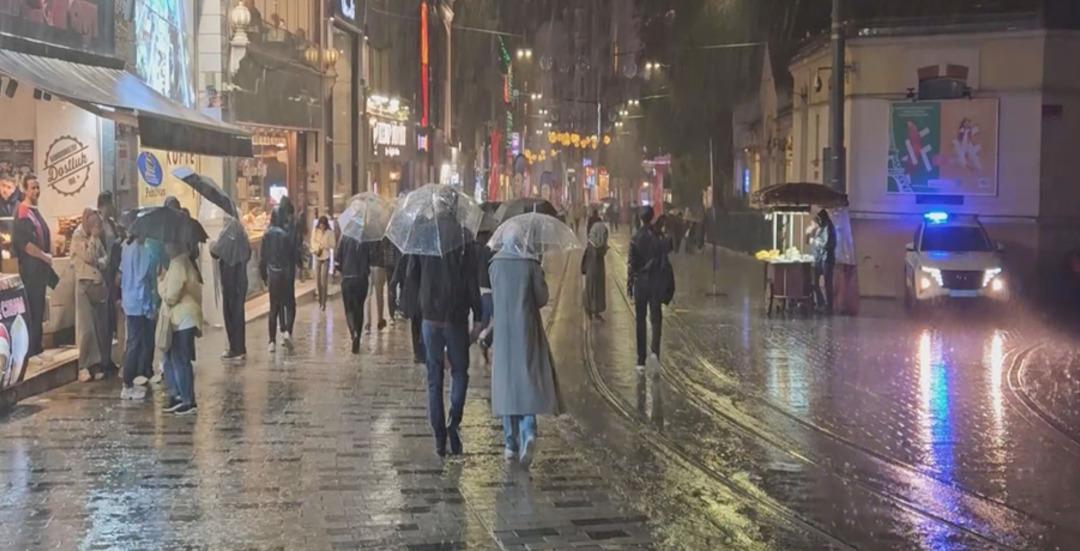 İstanbul da sağanak yağış etkili oldu: Caddeleri su bastı, trafik tıkandı, iniş yapamayan uçaklar havada tur atıyor 1