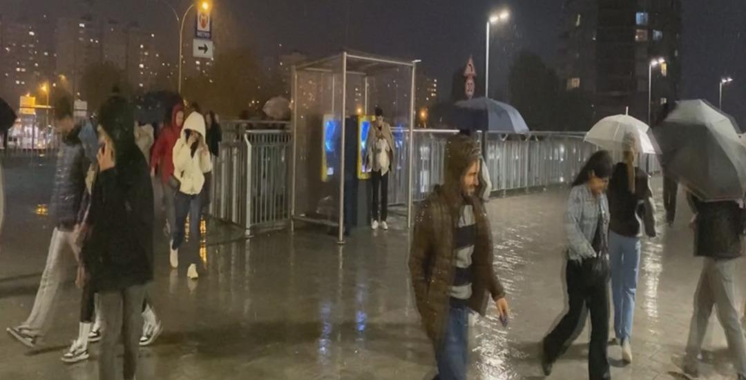 İstanbul da sağanak yağış etkili oldu: Caddeleri su bastı, trafik tıkandı, iniş yapamayan uçaklar havada tur atıyor 2