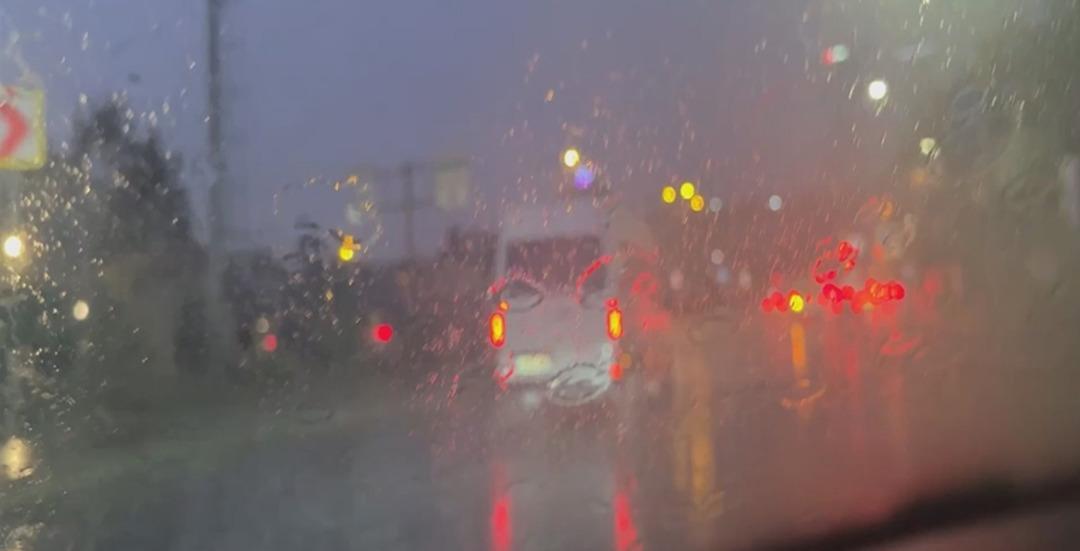 İstanbul da sağanak yağış etkili oldu: Caddeleri su bastı, trafik tıkandı, iniş yapamayan uçaklar havada tur atıyor 3