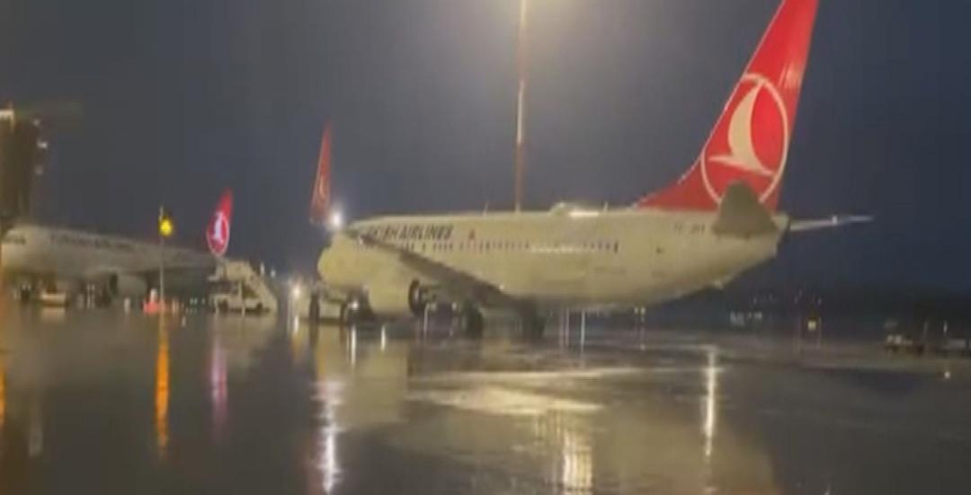 İstanbul da sağanak yağış etkili oldu: Caddeleri su bastı, trafik tıkandı, iniş yapamayan uçaklar havada tur atıyor 6