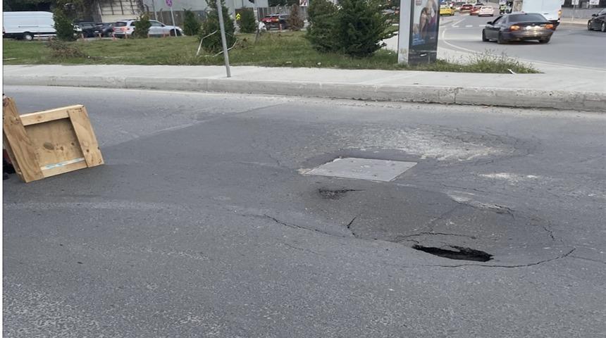 Kağıthane’de ana cadde üzerindeki yol çöktü
