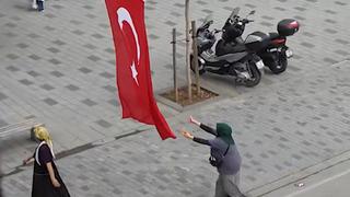 Duygulandıran sosyal deney : Düzce'de vatandaşların bayrak hassasiyeti görüntülere böyle yansıdı