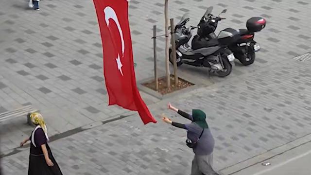 Duygulandıran sosyal deney : Düzce'de vatandaşların bayrak hassasiyeti görüntülere böyle yansıdı