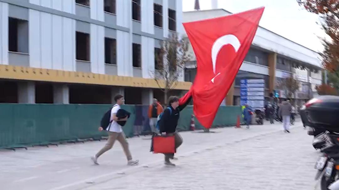 Duygulandıran sosyal deney : Düzce de vatandaşların bayrak hassasiyeti görüntülere böyle yansıdı 1