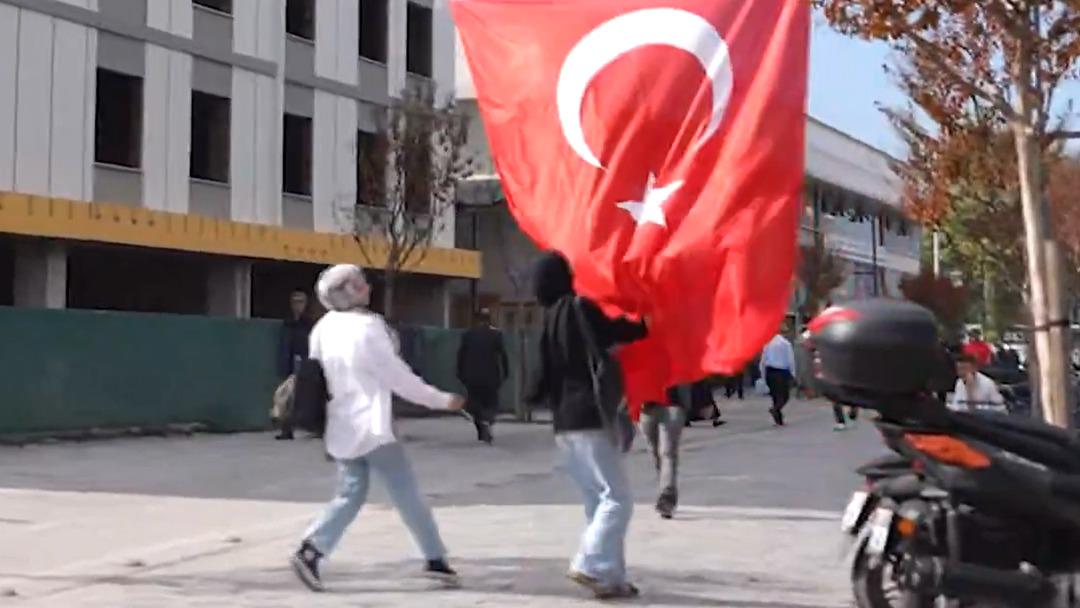 Duygulandıran sosyal deney : Düzce de vatandaşların bayrak hassasiyeti görüntülere böyle yansıdı 2