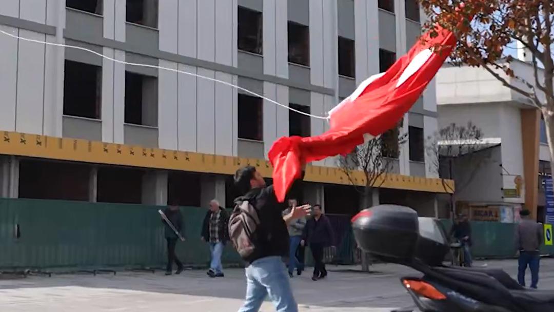 Duygulandıran sosyal deney : Düzce de vatandaşların bayrak hassasiyeti görüntülere böyle yansıdı 3