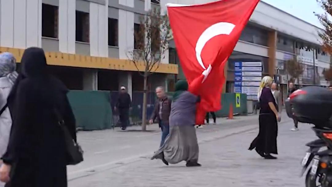 Duygulandıran sosyal deney : Düzce de vatandaşların bayrak hassasiyeti görüntülere böyle yansıdı 4