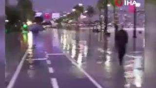 Yer: İstanbul! Sahilde yürüyen çift ölümden döndü, yıldırım düştü