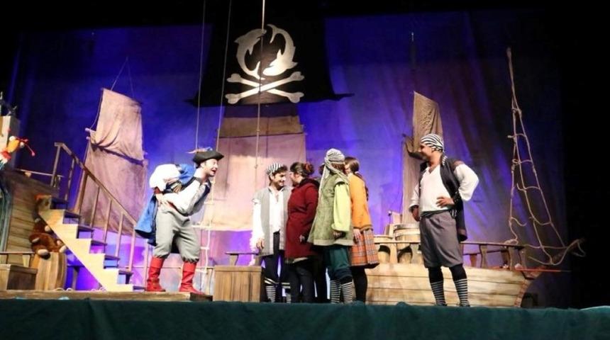 &lsquo;Deniz Kızı ve Sevimli Korsanlar&rsquo; adlı tiyatro b&uuml;y&uuml;k beğeni aldı