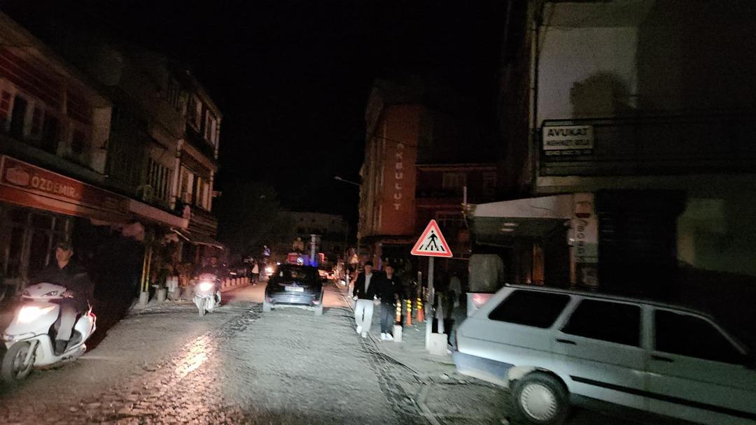 Balıkesir de 6.1 büyüklüğünde deprem! Hasan Sözbilir  "Yeni faylar tetiklendi" dedi ve ekledi: "Deprem fırtınası yaşanabilir" 2