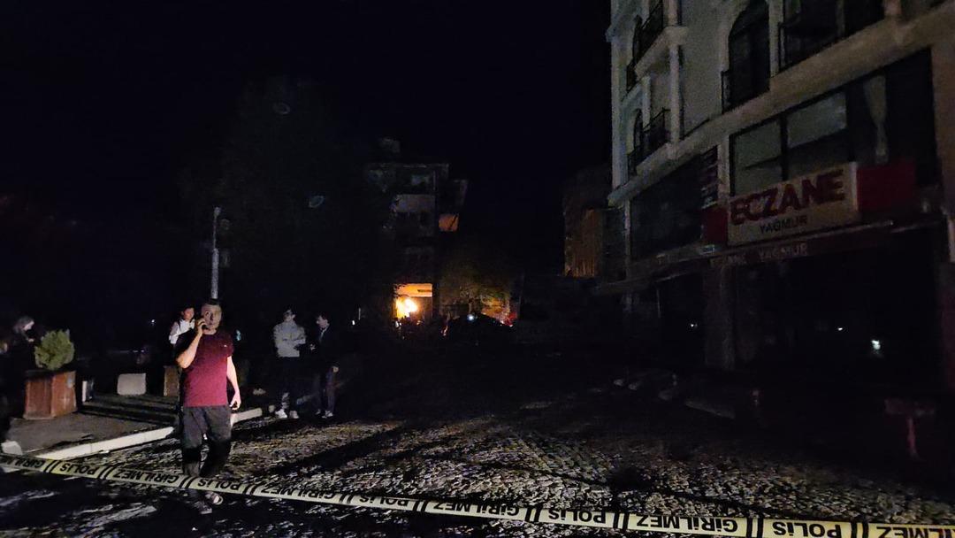 Son dakika: 6.1 lik deprem korkuttu! İstanbul da hissedilen depremin merkez üssü Balıkesir: 19 kişi yaralandı 8