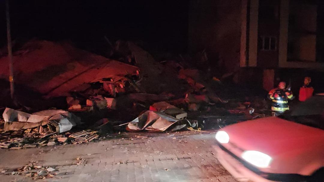 Son dakika deprem haberi!  Sındırgı Belediye Başkanı Serkan Sak, 3 boş binanın yıkıldığını açıkladı! İlk görüntüler geldi 1
