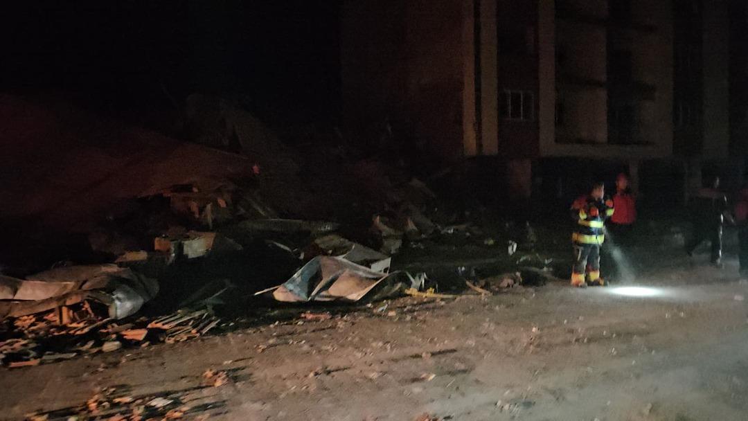 Son dakika deprem haberi!  Sındırgı Belediye Başkanı Serkan Sak, 3 boş binanın yıkıldığını açıkladı! İlk görüntüler geldi 3