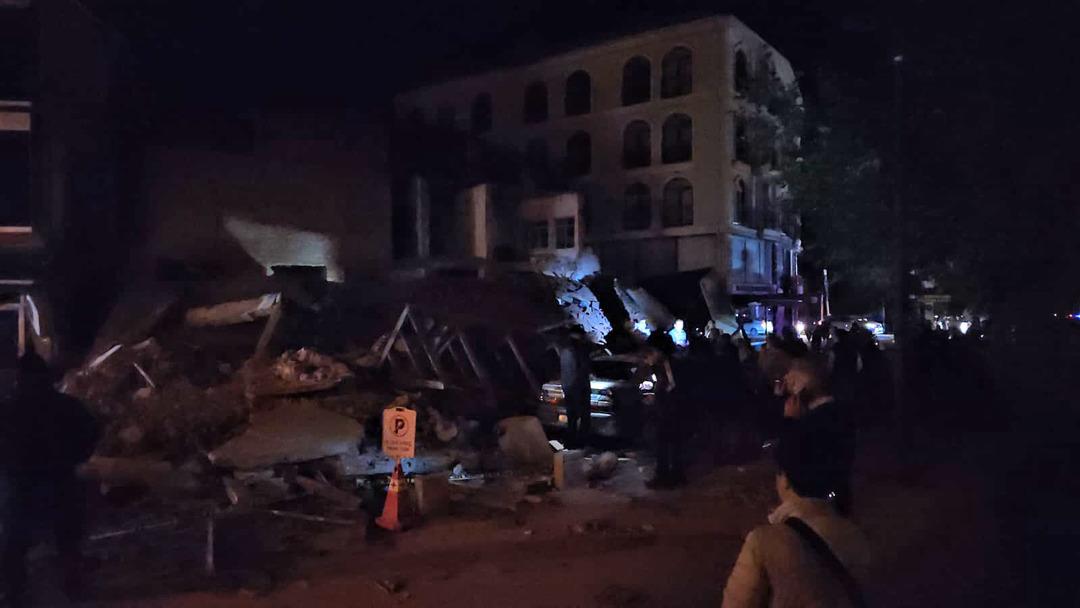 Son dakika deprem haberi!  Sındırgı Belediye Başkanı Serkan Sak, 3 boş binanın yıkıldığını açıkladı! İlk görüntüler geldi 2