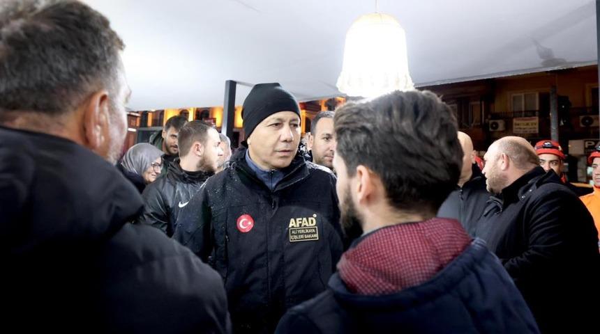 İçişleri Bakanı Ali Yerlikaya, Balıkesir'de deprem bölgesini ziyaret etti