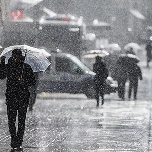 İstanbul'da şiddetli yağış hayatı felç etti: AKOM'dan dolu uyarısı!